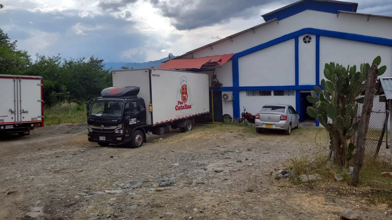 Camión de reparto de Pan Catalina frente a la planta