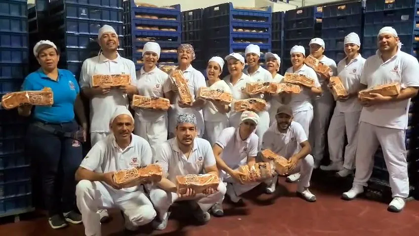 Equipo de producción de Pan Catalina con pan tajado