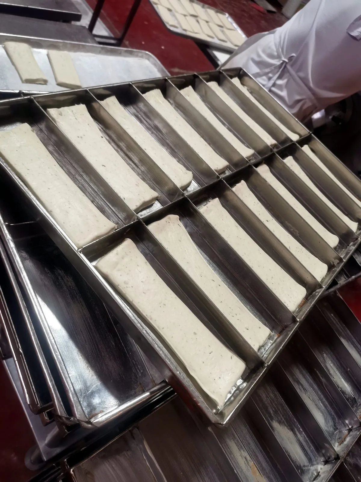 Masa de pan tajado en moldes